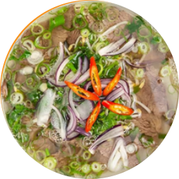 Traditionelle vietnamesische Pho-Suppe mit zarten Rinderlendenscheiben