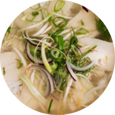 Traditionelle vietnamesische Pho-Suppe mit zartem Hühnerfleisch