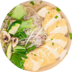 Traditionelle vietnamesische Pho-Suppe mit Bio-tofu (vegetarisch)