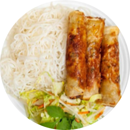 Reisnudelschale mit hausgemachten Frühlingsrollen (scharf)