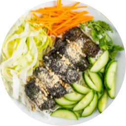 Reisnudelschale mit Rindfleisch gefüllt in Wild-Betelblättern (scharf)