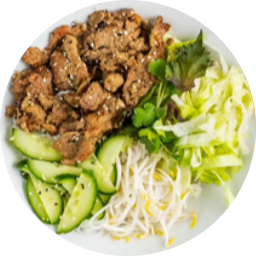 Reisnudelschale mit Rindfleisch, Zitronengras und Chilischotten (scharf)