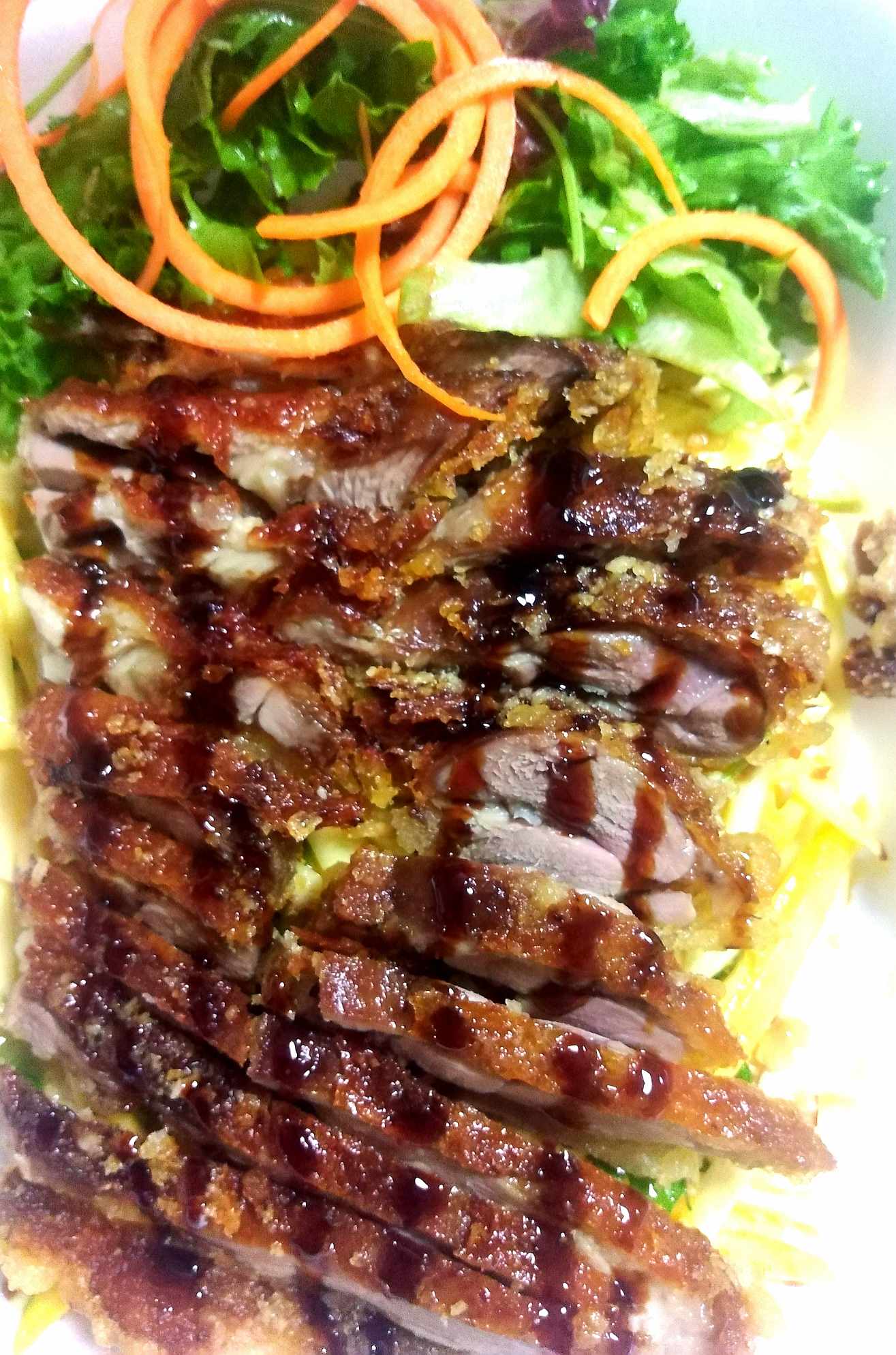 Gebratener Reis mit knusprigem Hähnchen und Ei