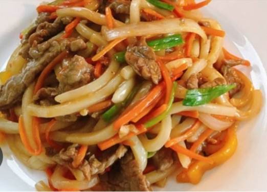 Gebratene Eiernudeln mit Rindfleisch