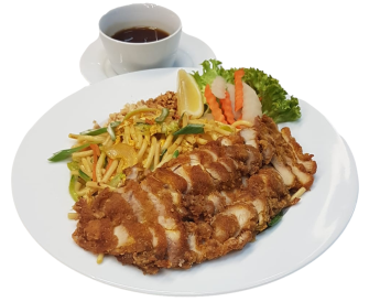 Gebratene Eiernudeln mit paniertem Hähnchen