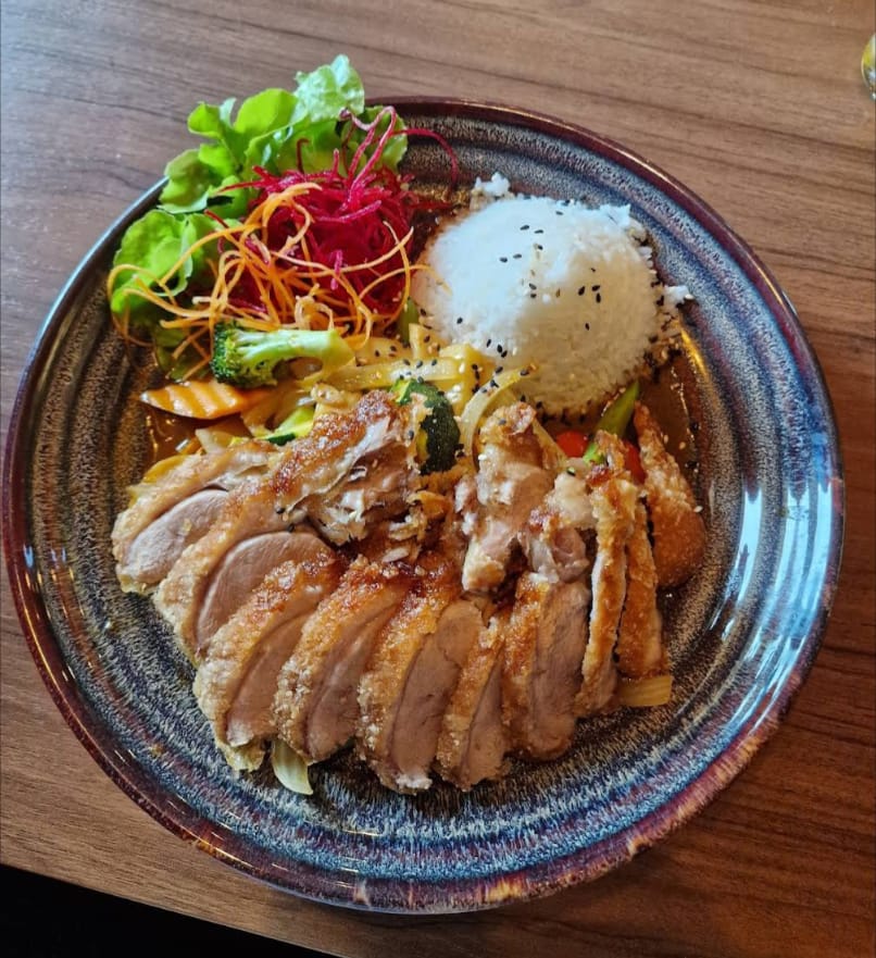 Knusprige Ente mit Kokosmilch und gelber Currysauce (scharf)